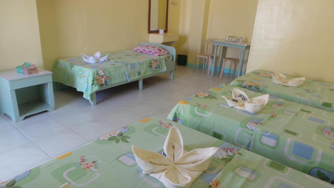 White Beach Hotel Puerto Galera Powered By Cocotel Phòng bức ảnh